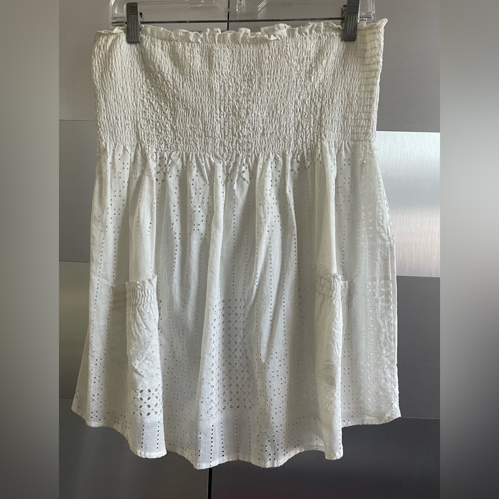 Elegant White Women's Strapless top with front pockets, eyelid cotton fabric.